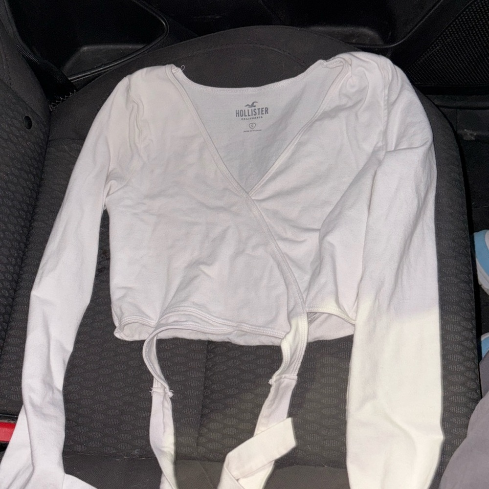 HOLLISTER tied crop top